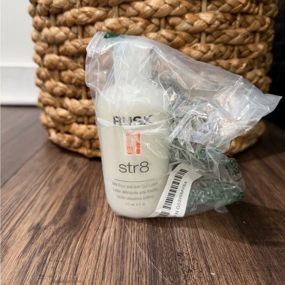 Rusk Str8 Anti-Frizz and Anti-Curl Hair Lotion, 6 Oz Brand new - Picture 2 of 2